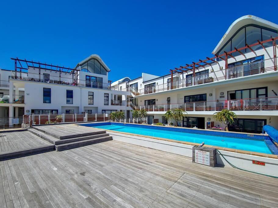 Family Fun-sea,sand,surf Convenience-pool, Balcony Apartment