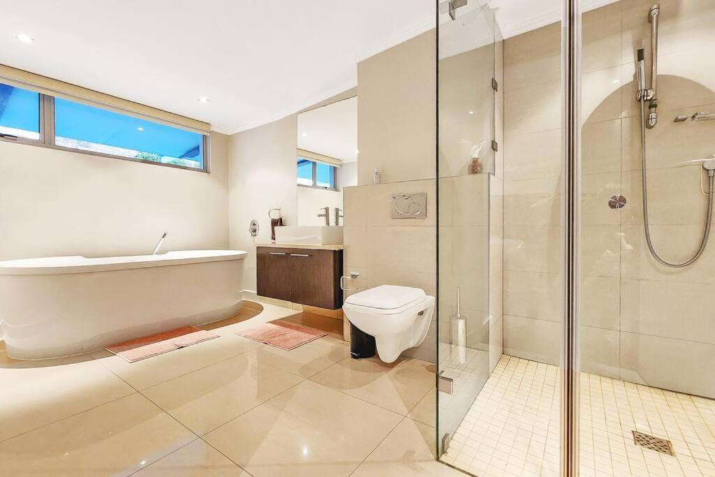 The Crystal With Incredible Views And 2 Spacious Patios Pool