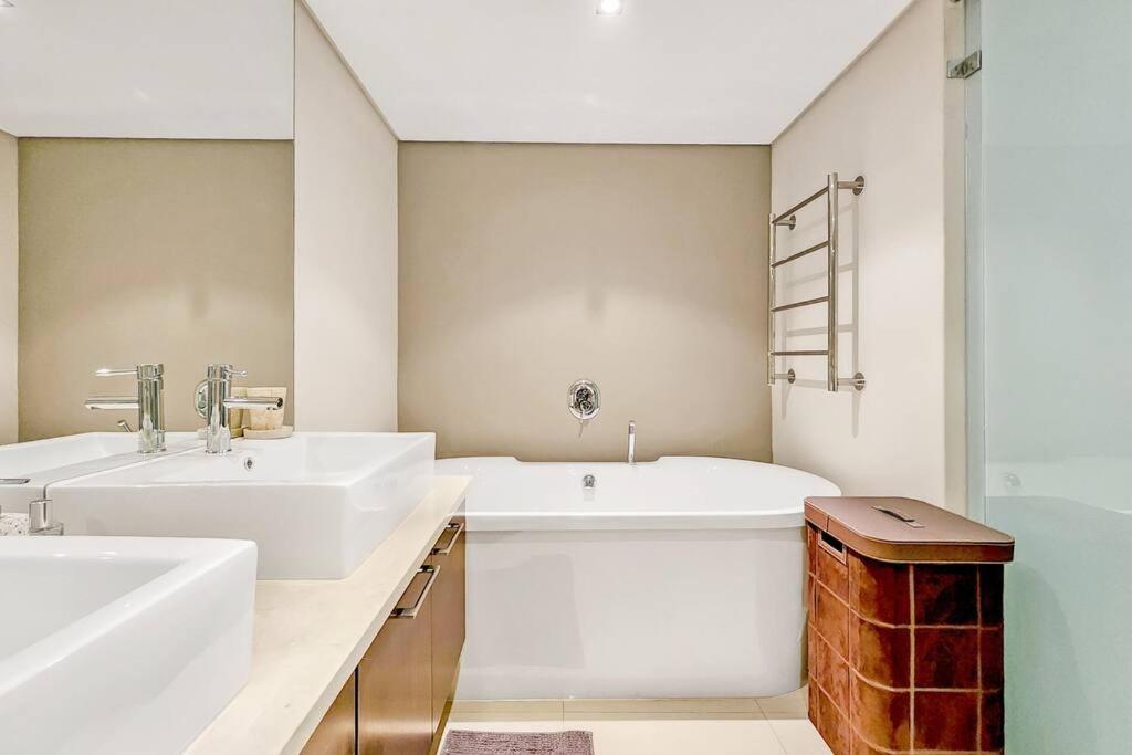 Apartment The Crystal With Incredible Views And 2 Spacious Patios Pool Cape Town