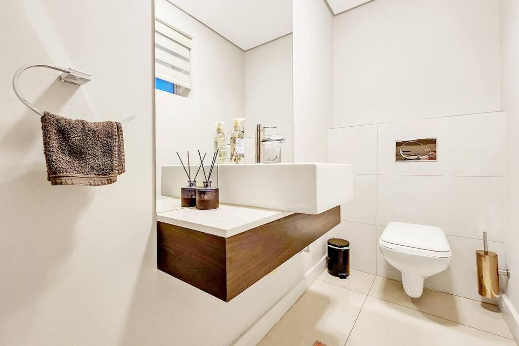 Apartment The Crystal With Incredible Views And 2 Spacious Patios Pool Cape Town