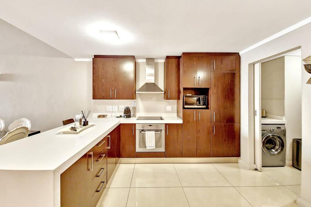 The Crystal With Incredible Views And 2 Spacious Patios Pool
