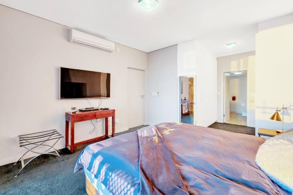 The Crystal With Incredible Views And 2 Spacious Patios Pool * Cape Town