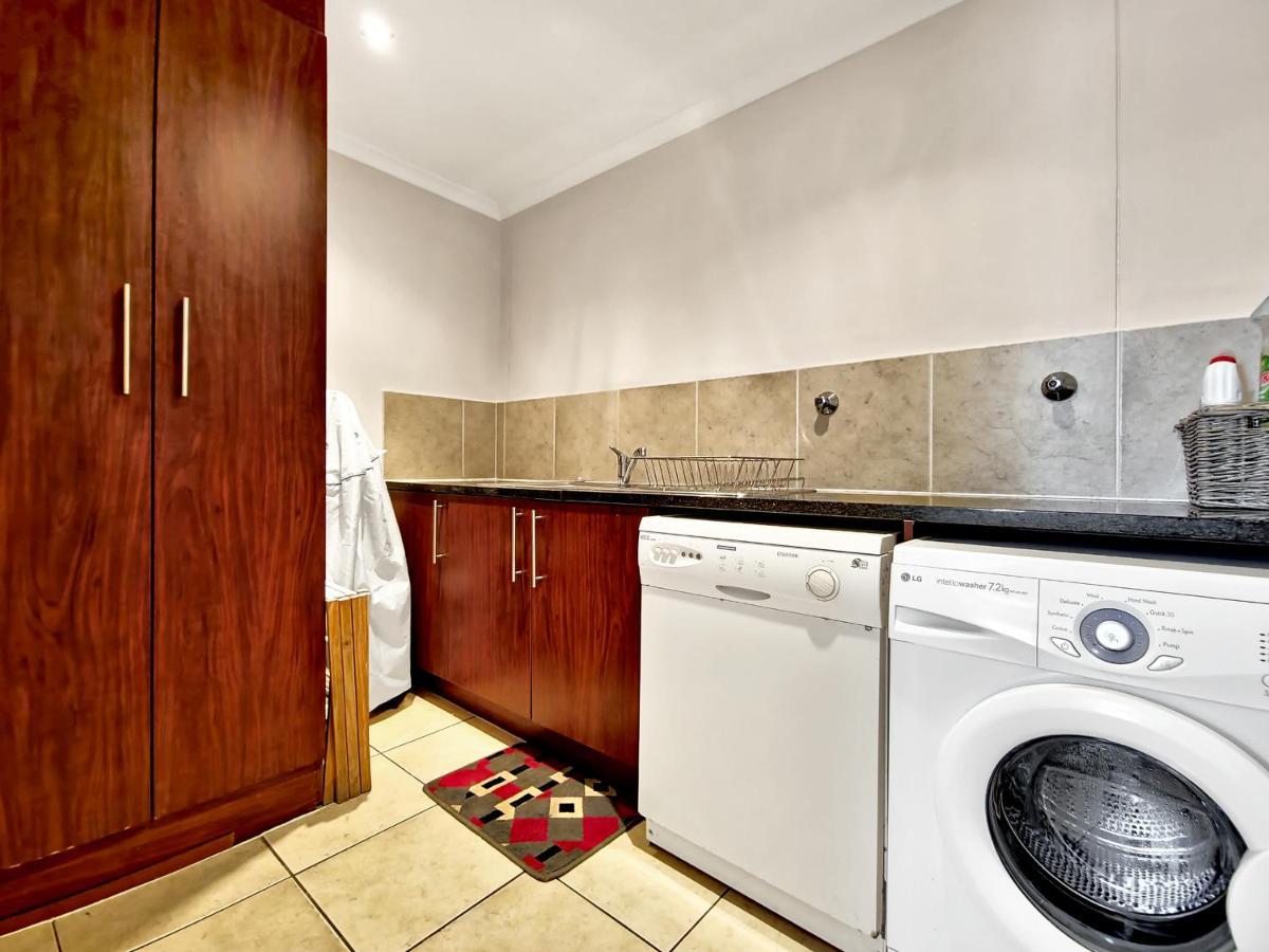 Central, Views, Fast Wi-fi, Reduced Rates, Parking Apartment Cape Town