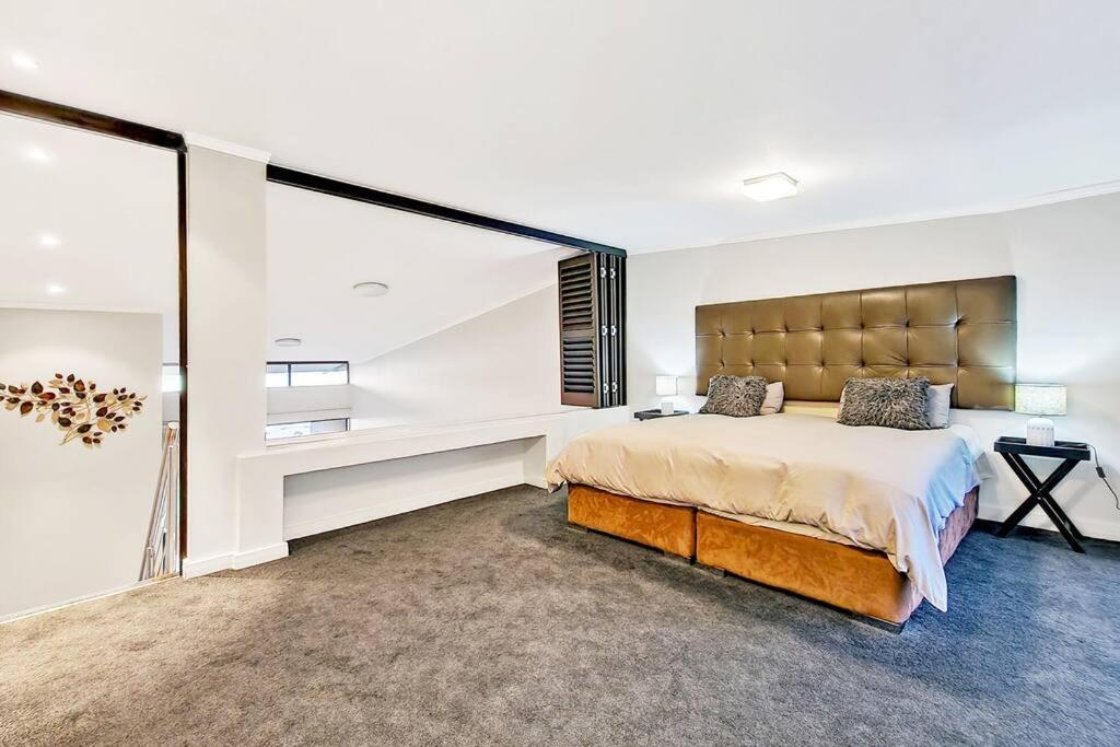 The Crystal With Incredible Views And 2 Spacious Patios Pool * Cape Town