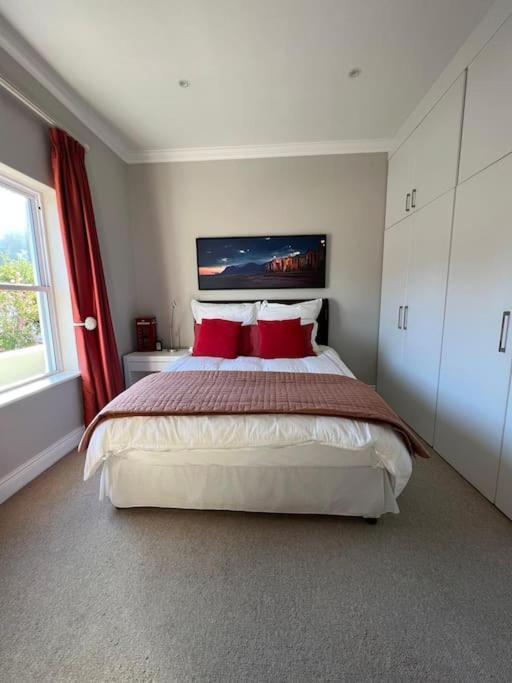 Elgin Townhouse-excellent Location * Cape Town