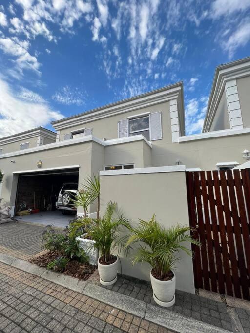 Elgin Townhouse-excellent Location