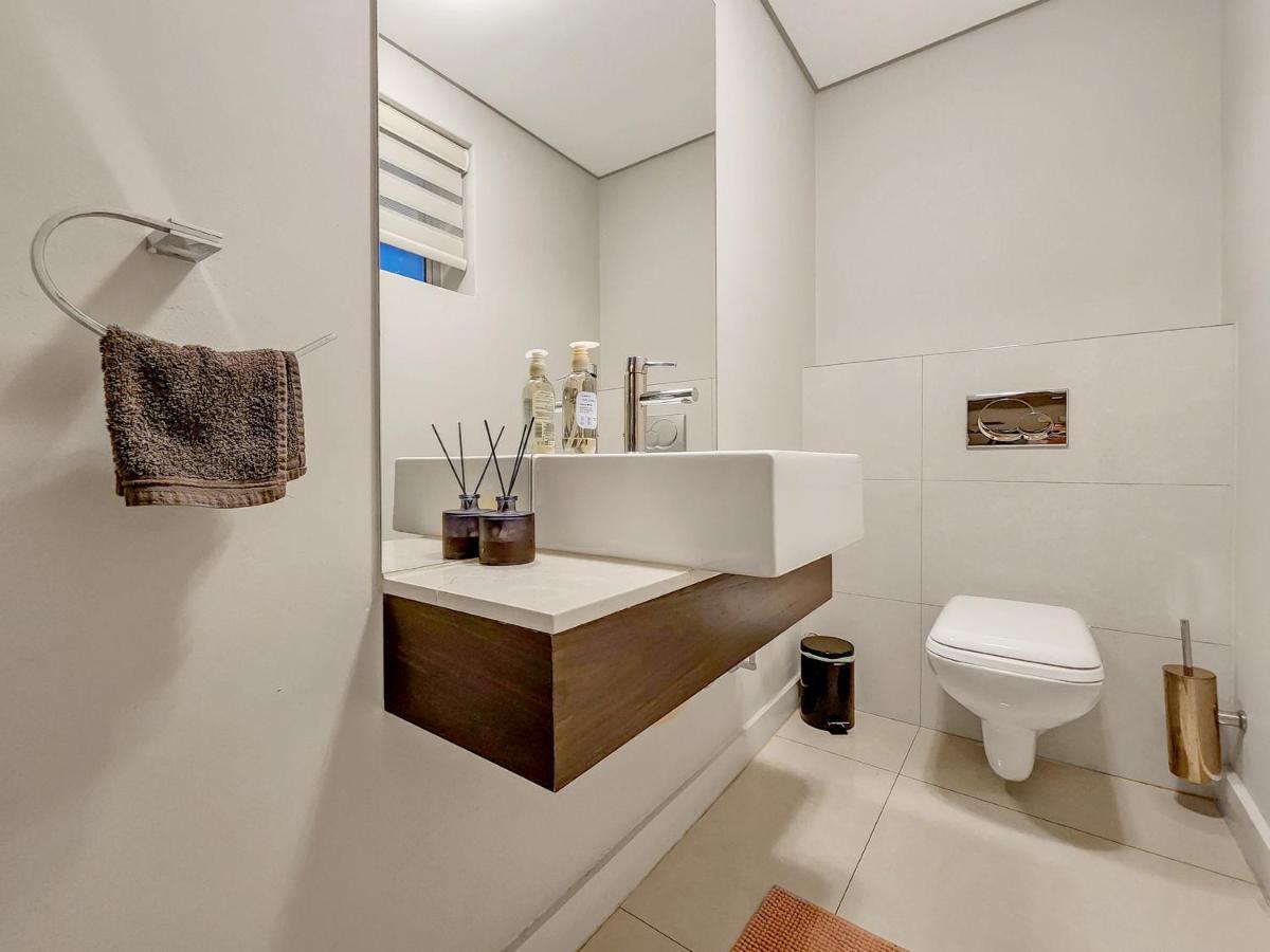 The Crystal With Incredible Views And 2 Spacious Patios Pool * Cape Town