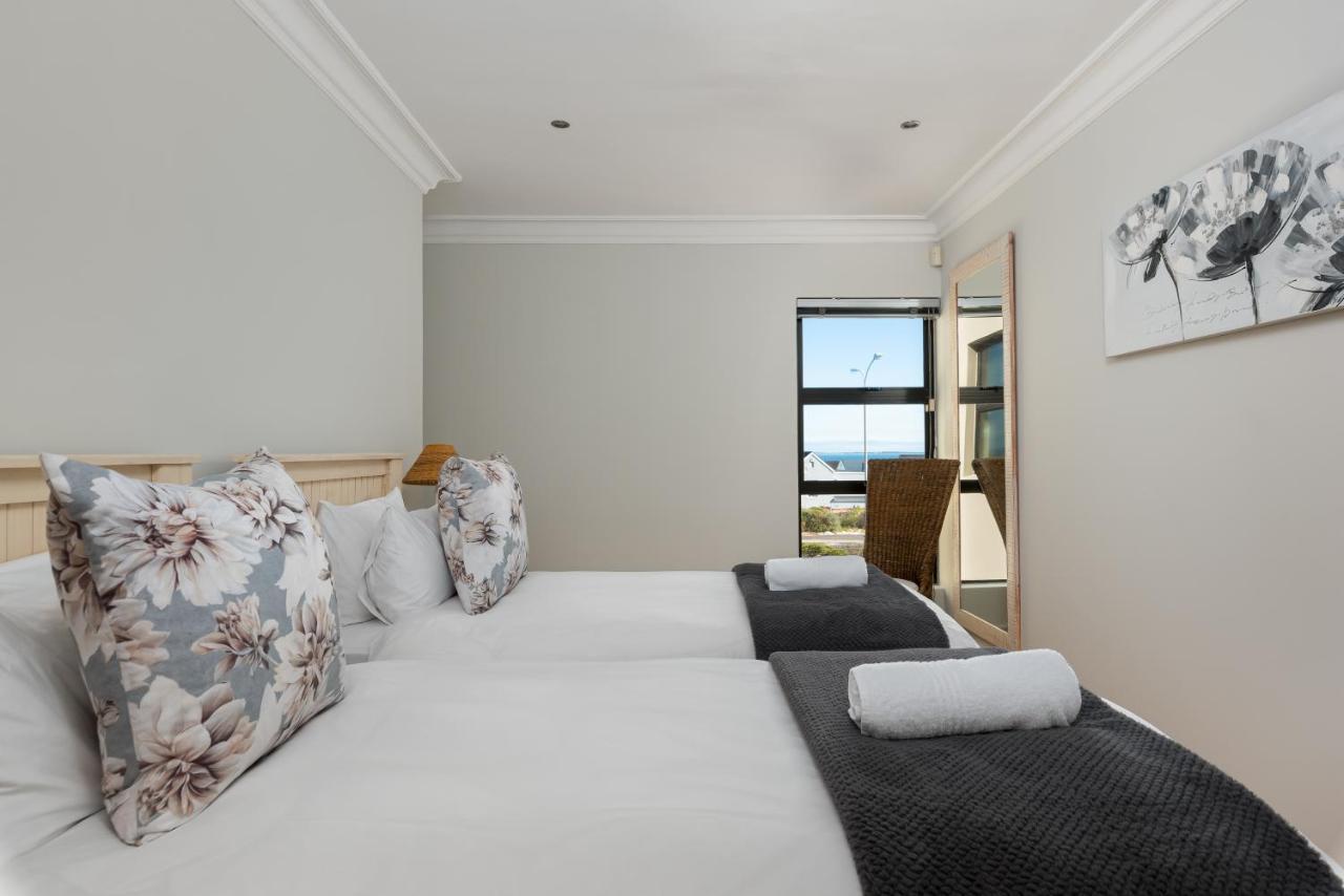 Waves Edge T12 Apartment
