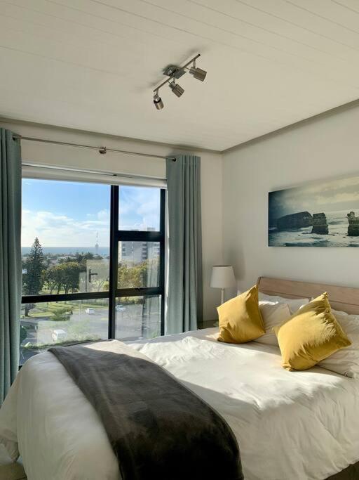 Lagoon Views - 2 Bed 2 Bath Apartment *