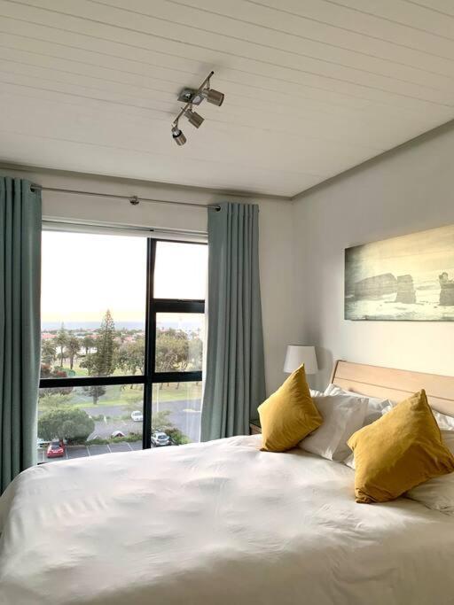 Apartment Lagoon Views - 2 Bed 2 Bath Cape Town