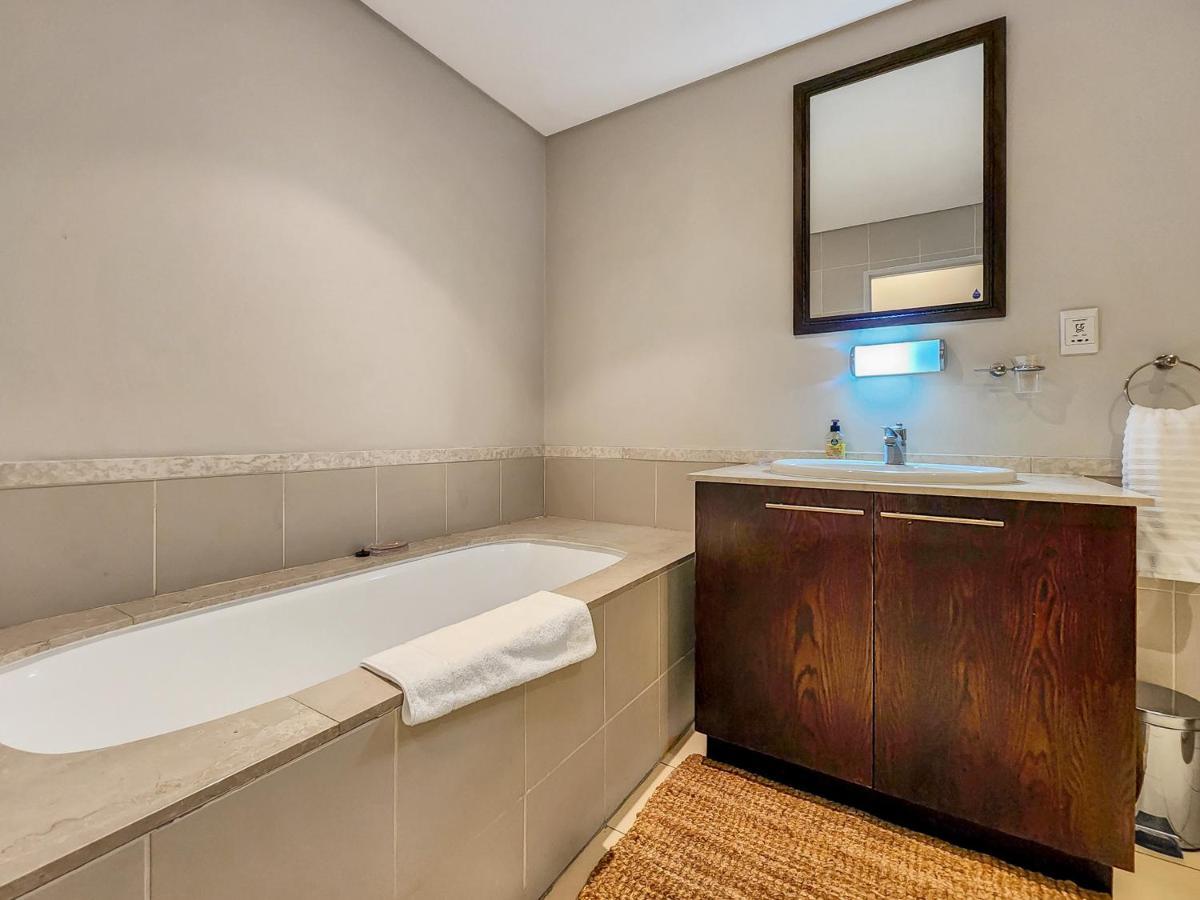 Cozy And Stylish With Exceptional Views! Apartment