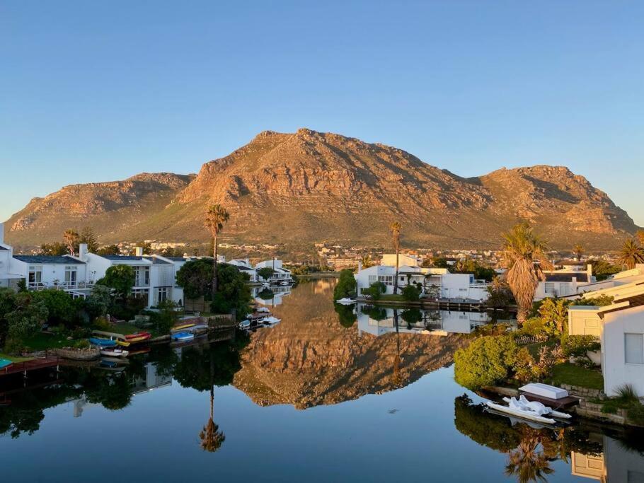 Tranquil Waterfront Hideaway With Stunning Views *