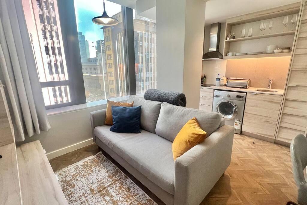 Luxury Building In Convenient Location W Full Power Apartment *