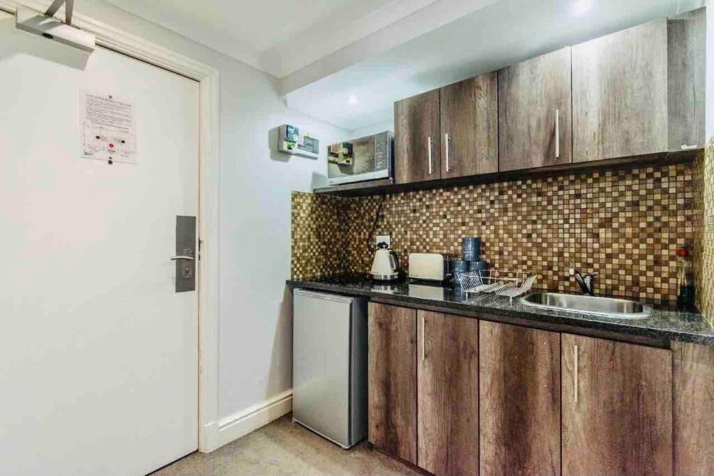 Aparthotel Best Luxurious Studio, City Center, 24 Hrs Power *