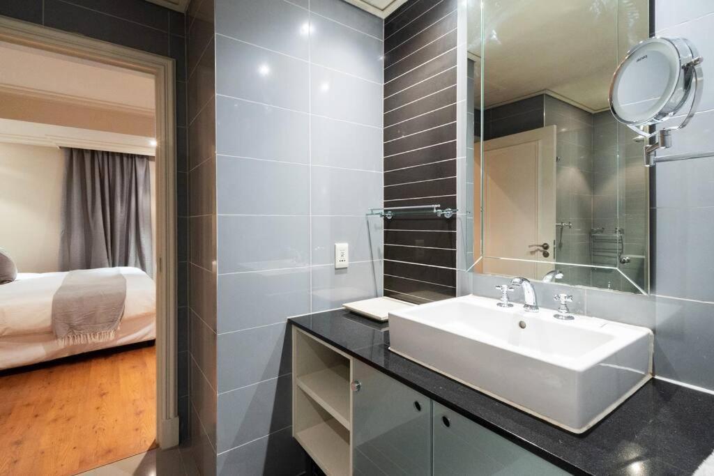 Serene Elegance - Point Apartamento