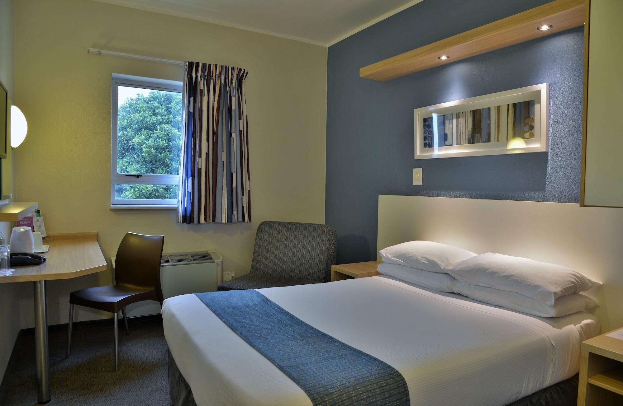 Road International Airport Hotel
