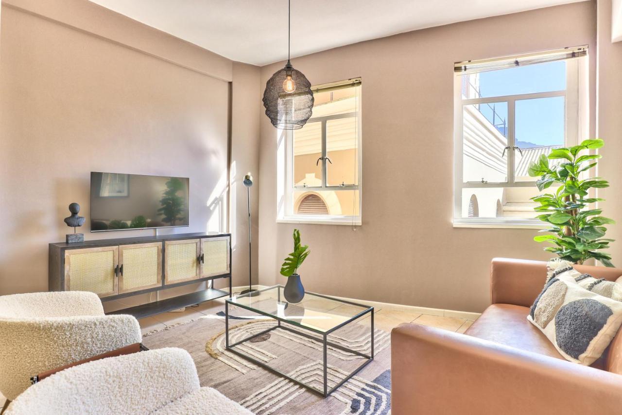 The Piazza 1 Bedroom Spacious With Study * Cape Town