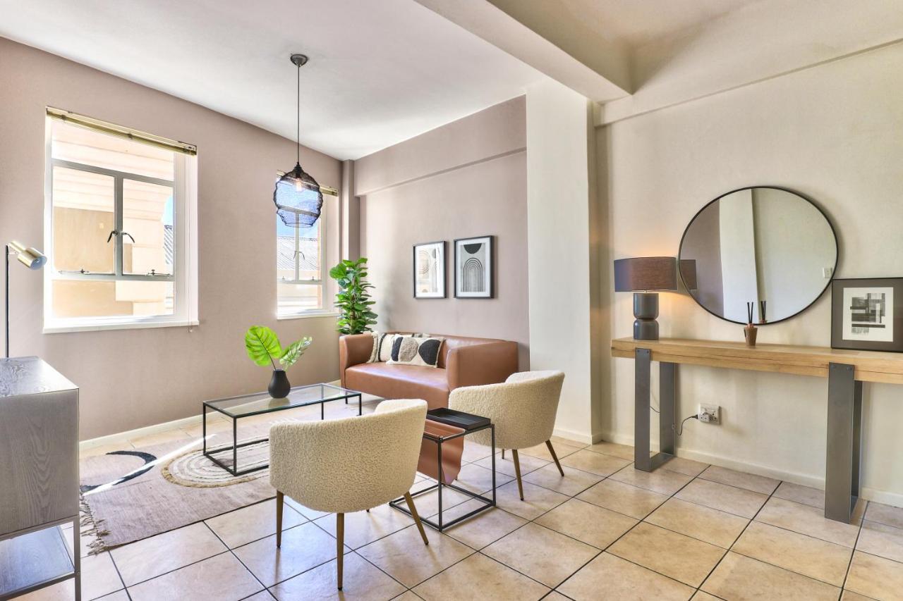 The Piazza 1 Bedroom Spacious With Study Cape Town