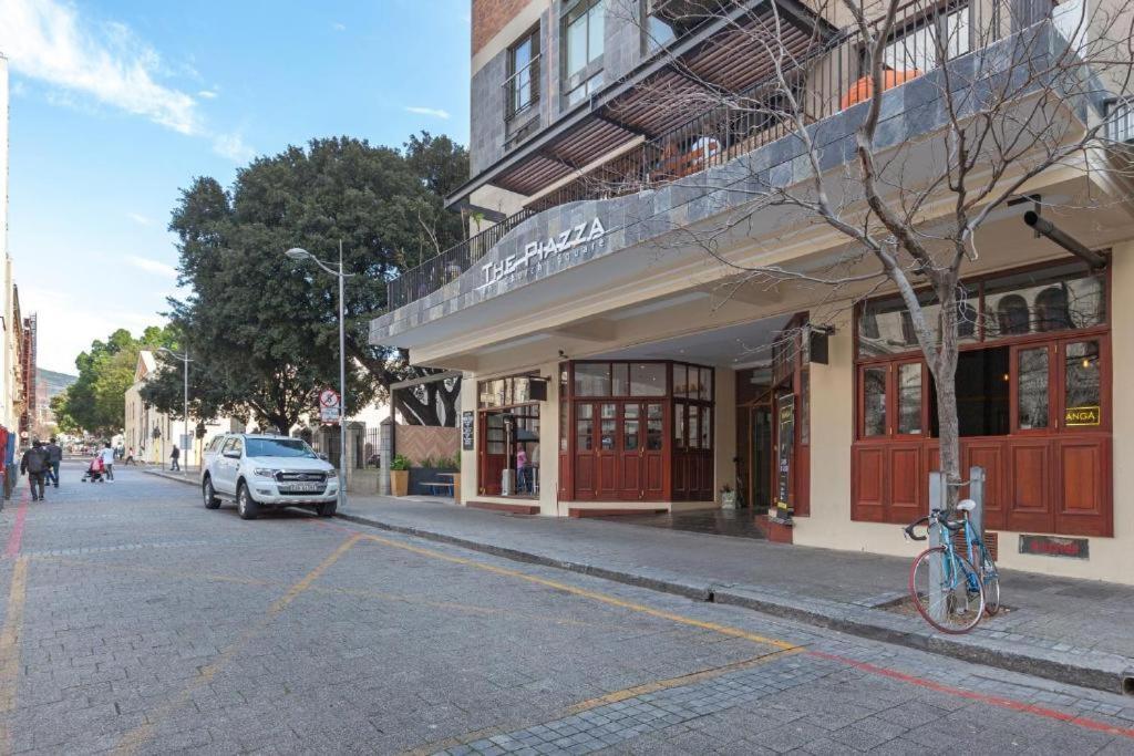 The Piazza 1 Bedroom Spacious With Study Apartment