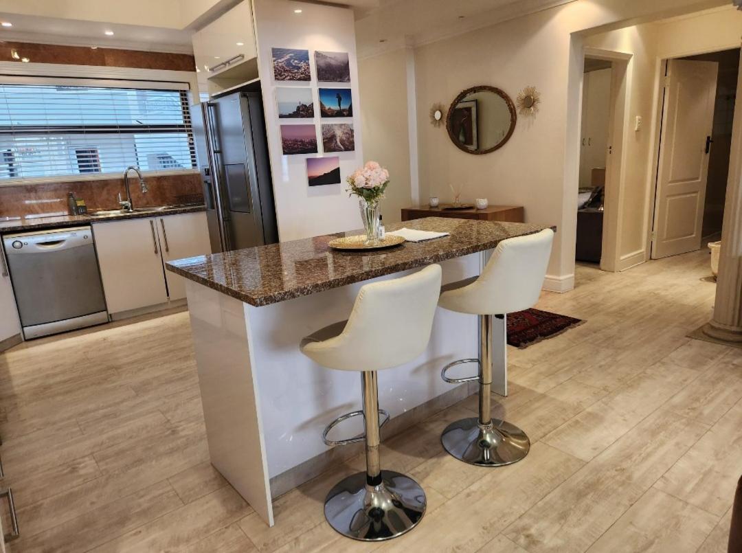 Centrally Vacation Home In Beach Road Apartment Cape Town