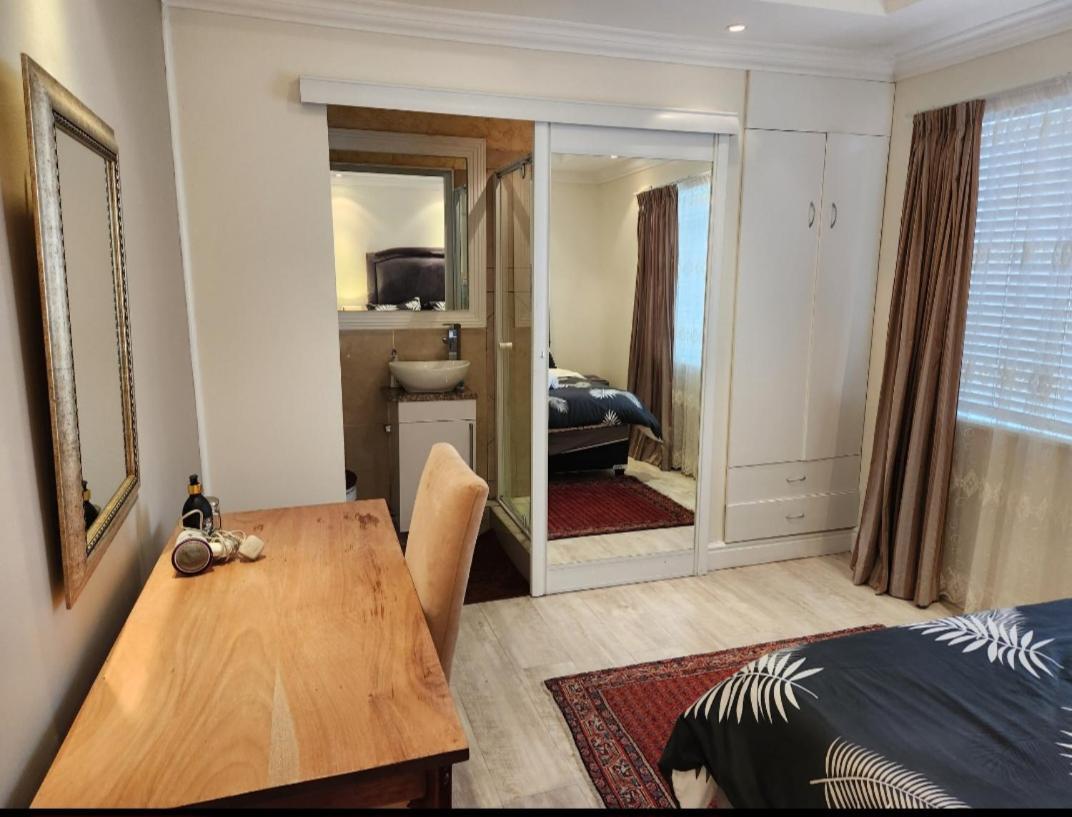 Centrally Vacation Home In Beach Road * Cape Town