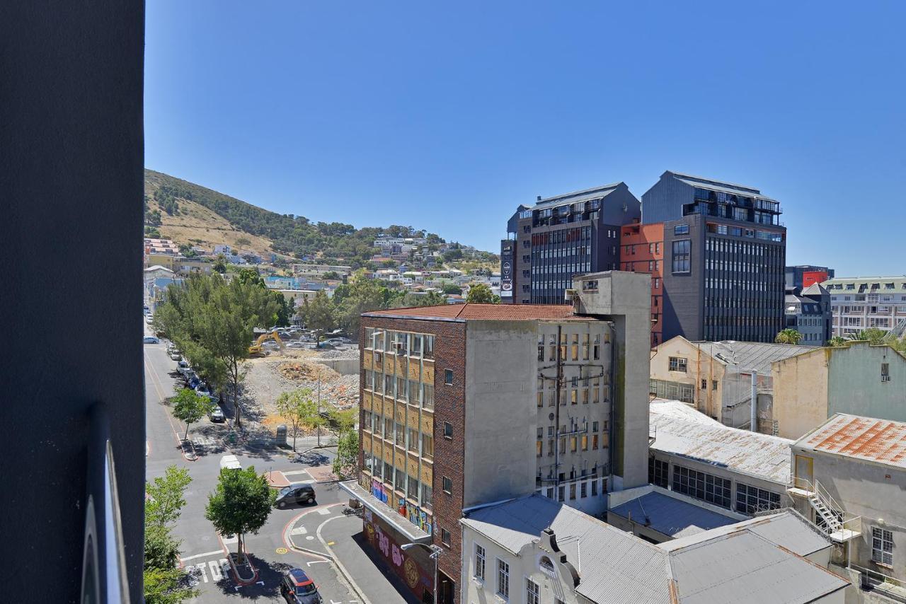 Imra - Modern With City & Mountain Views Apartment