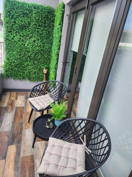 Cape Town, Sea Point, Beautiful 2 Bedroom @tucked Away Apartment *
