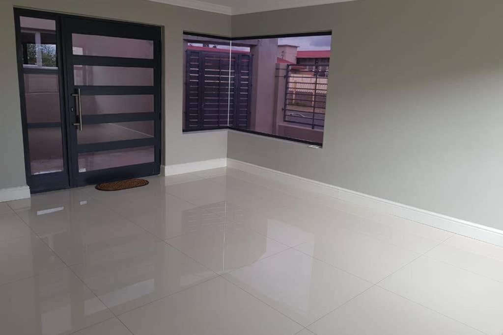 Modern Apartment *
