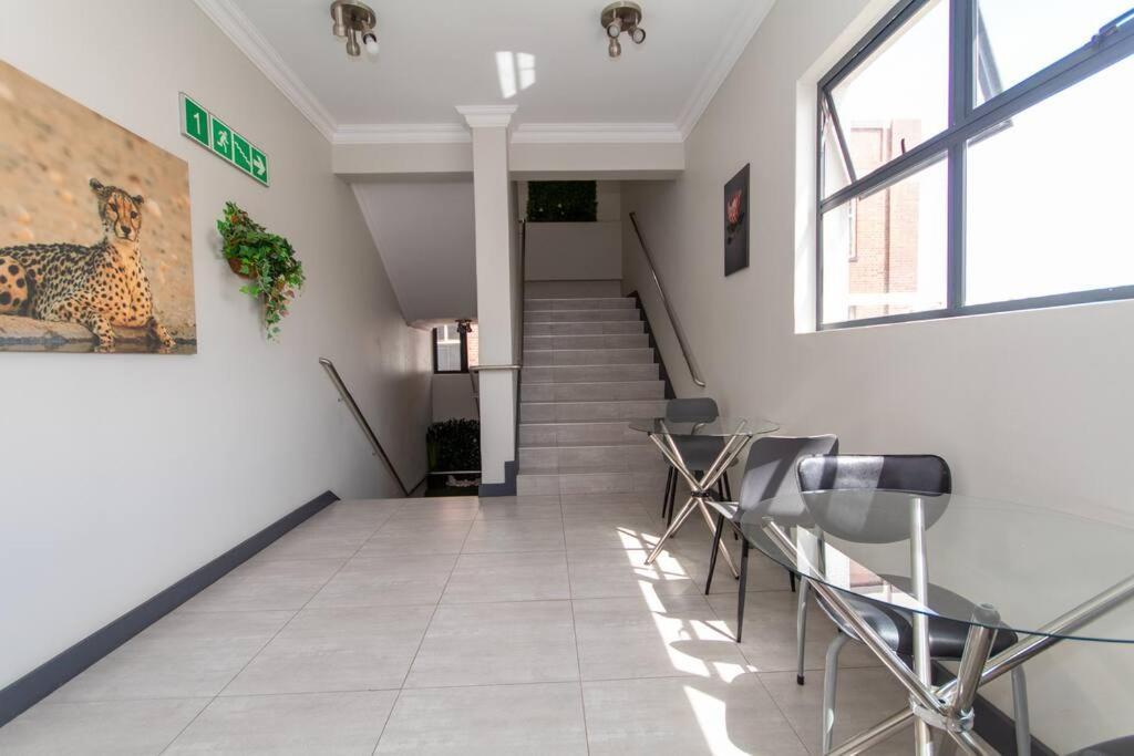 103 Sussex Mews, Woodstock Apartment *