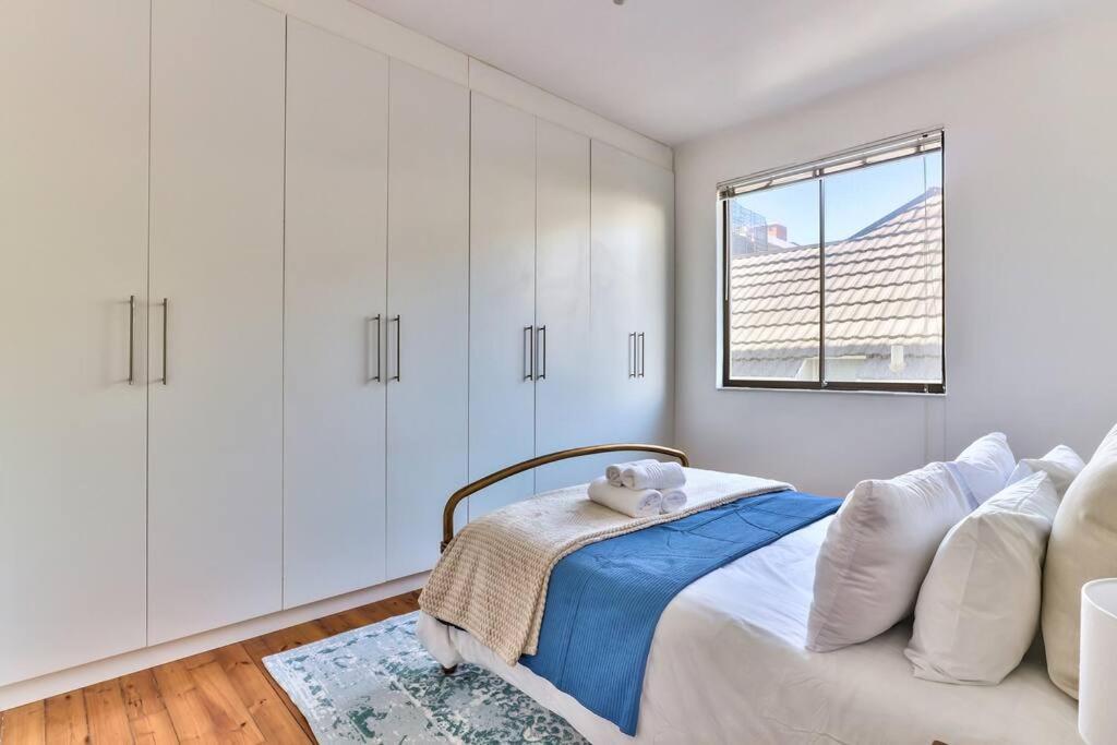 Westminster 2 Bedroom In Sea Point Apartment *