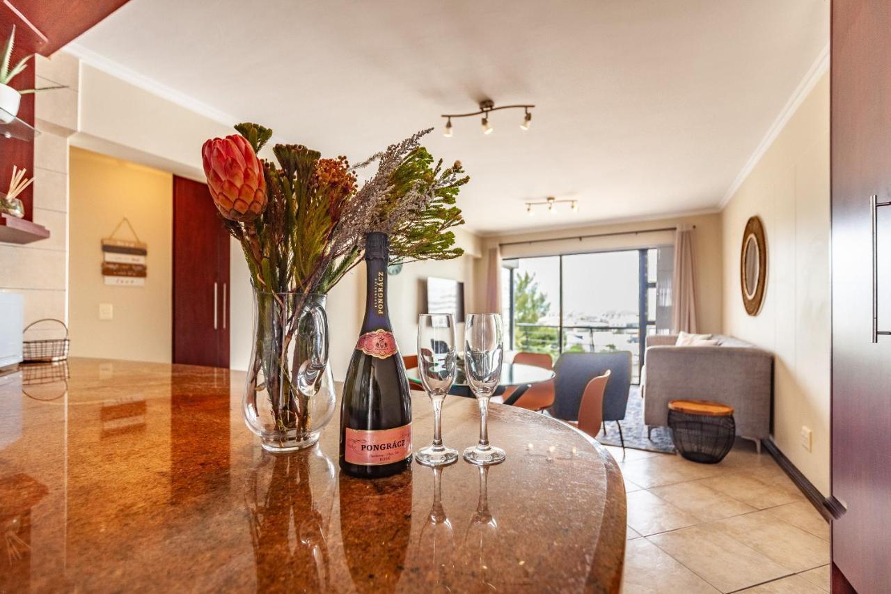 Beachfront 3rd Floor 2 Bedroom W Communal Swimming Pool- B16 Blouberg Apartamento