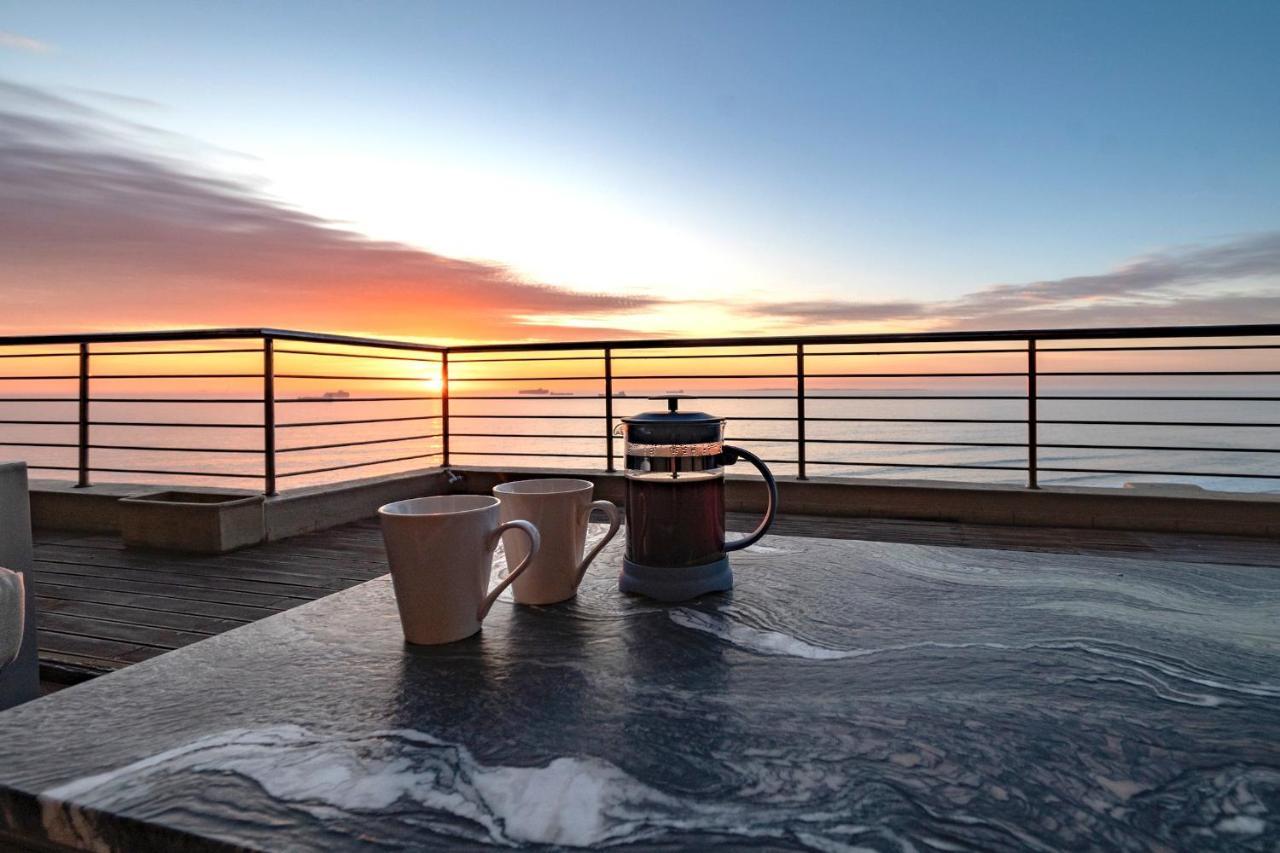 Apartment Serviced Penthouse, 100k Gemstone Display, Ensuite Cape Town