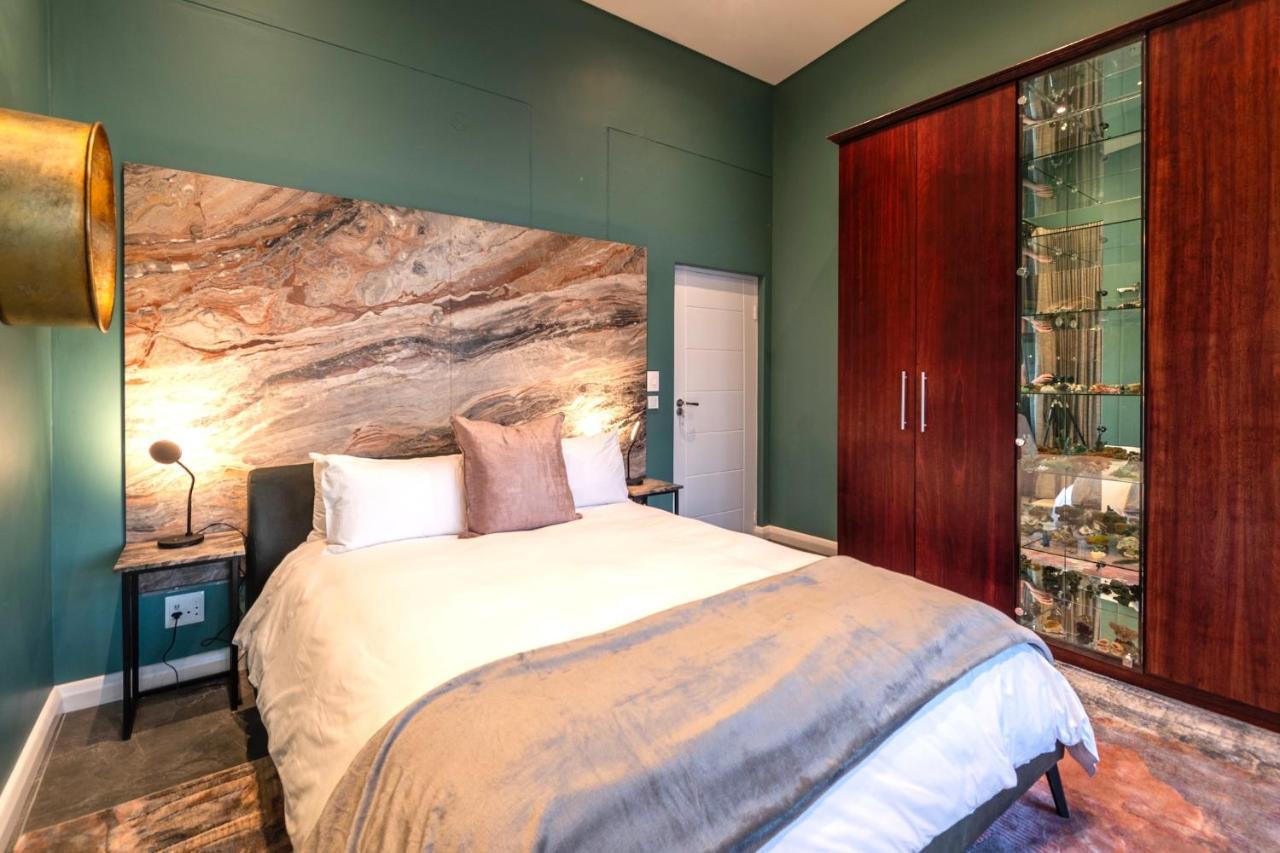 Apartment Serviced Penthouse, 100k Gemstone Display, Ensuite Cape Town