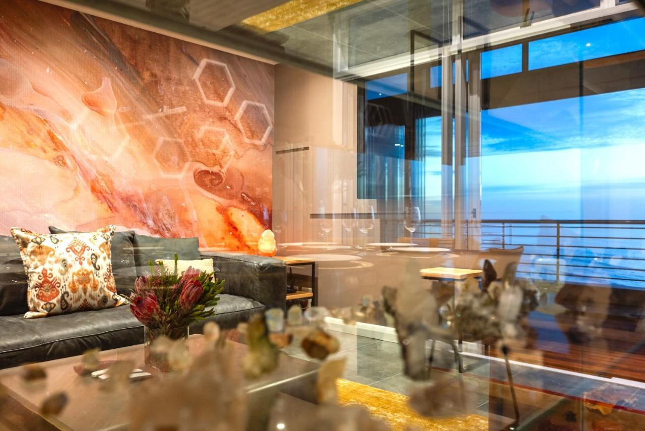 Serviced Penthouse, 100k Gemstone Display, Ensuite Apartment Cape Town