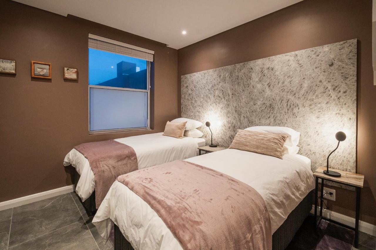 Apartment Serviced Penthouse, 100k Gemstone Display, Ensuite