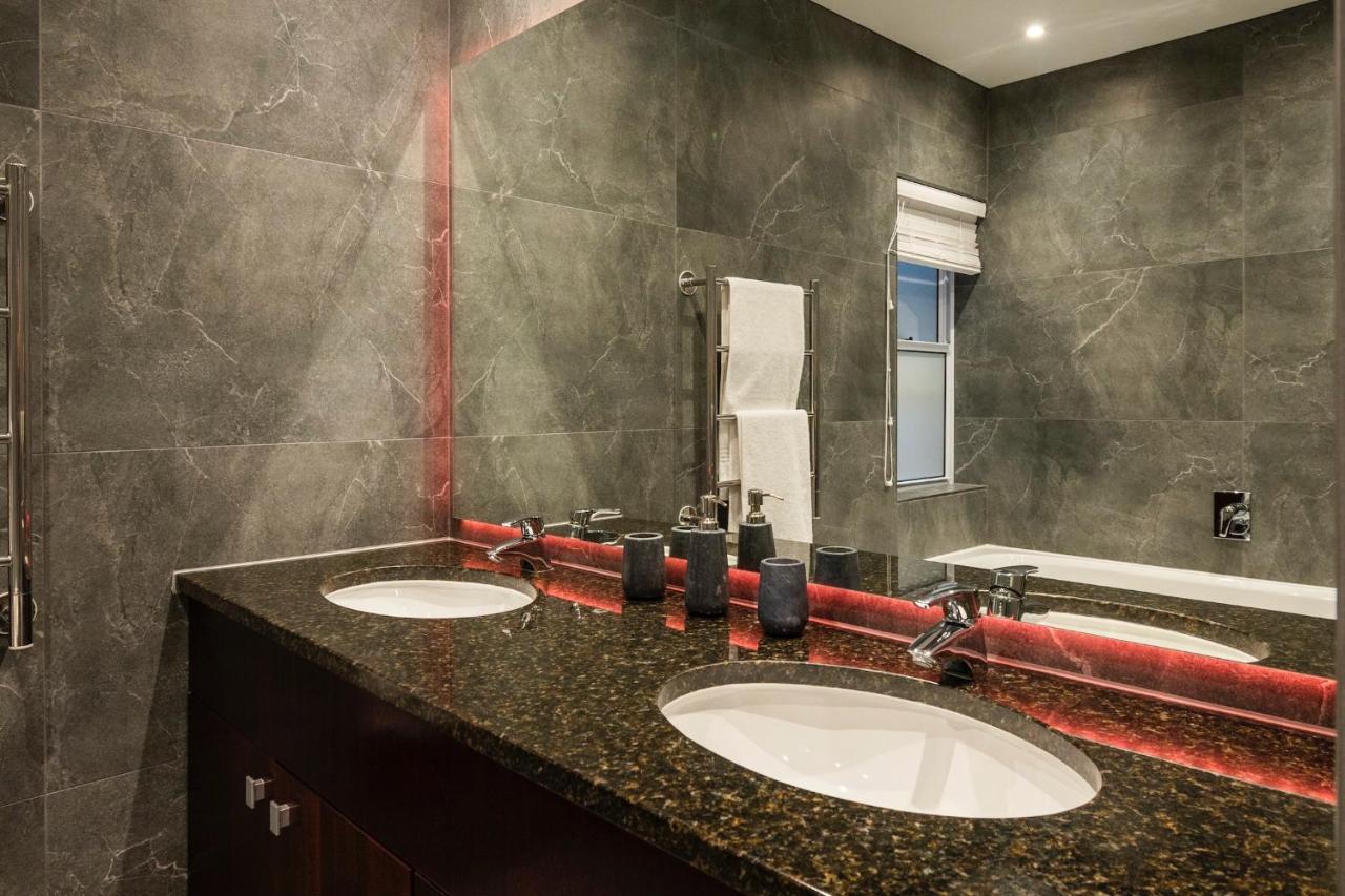 Apartment Serviced Penthouse, 100k Gemstone Display, Ensuite Cape Town