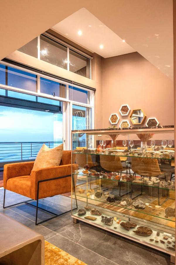 Serviced Penthouse, 100k Gemstone Display, Ensuite Apartment *