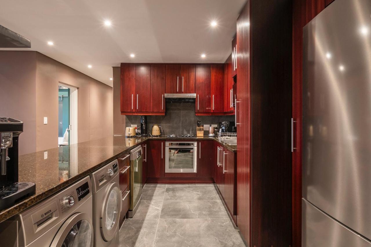 Serviced Penthouse, 100k Gemstone Display, Ensuite * Cape Town