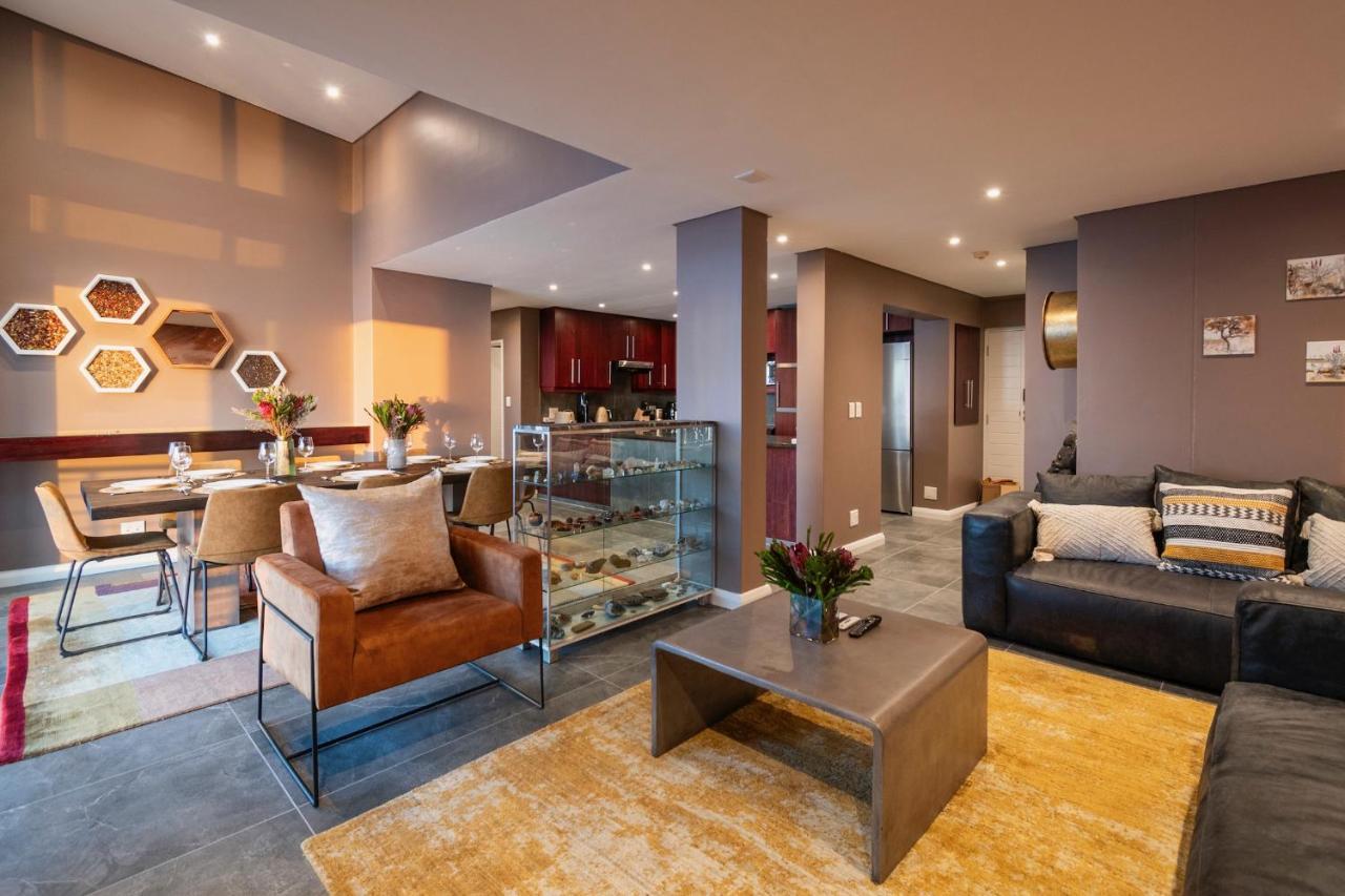 Serviced Penthouse, 100k Gemstone Display, Ensuite * Cape Town