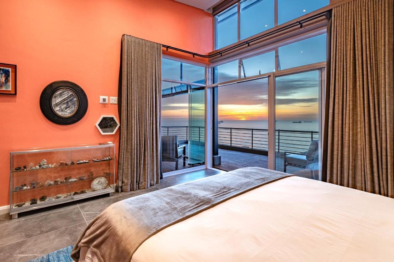 Apartment Serviced Penthouse, 100k Gemstone Display, Ensuite Cape Town