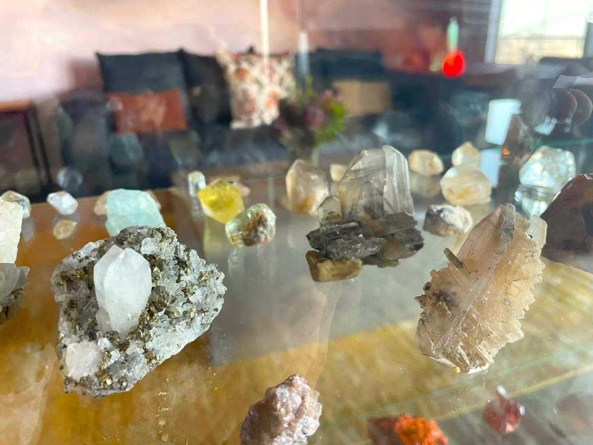 Apartment Serviced Penthouse, 100k Gemstone Display, Ensuite *