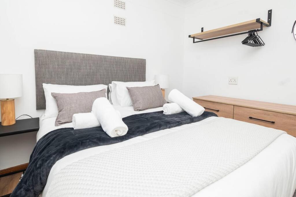 Three Bedroom In Claremont *
