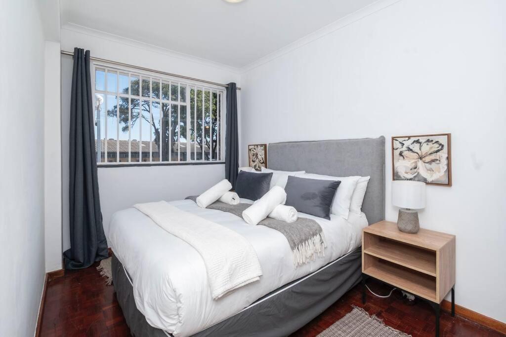 Apartment Three Bedroom In Claremont Cape Town