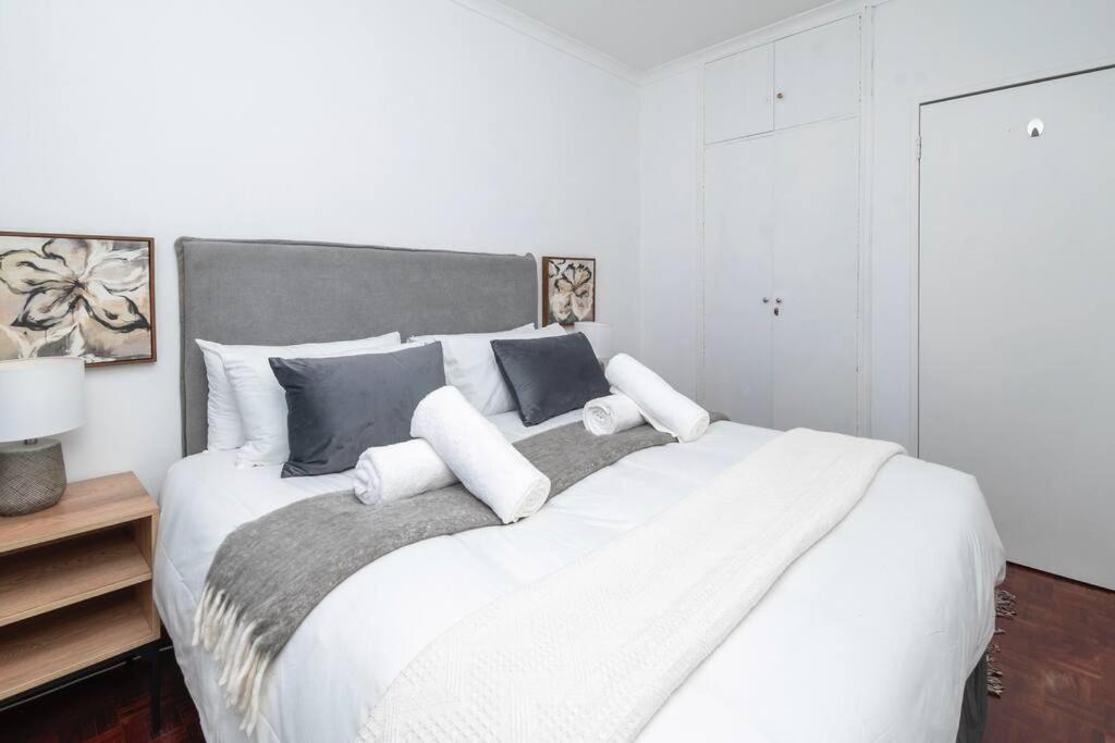 Apartment Three Bedroom In Claremont *