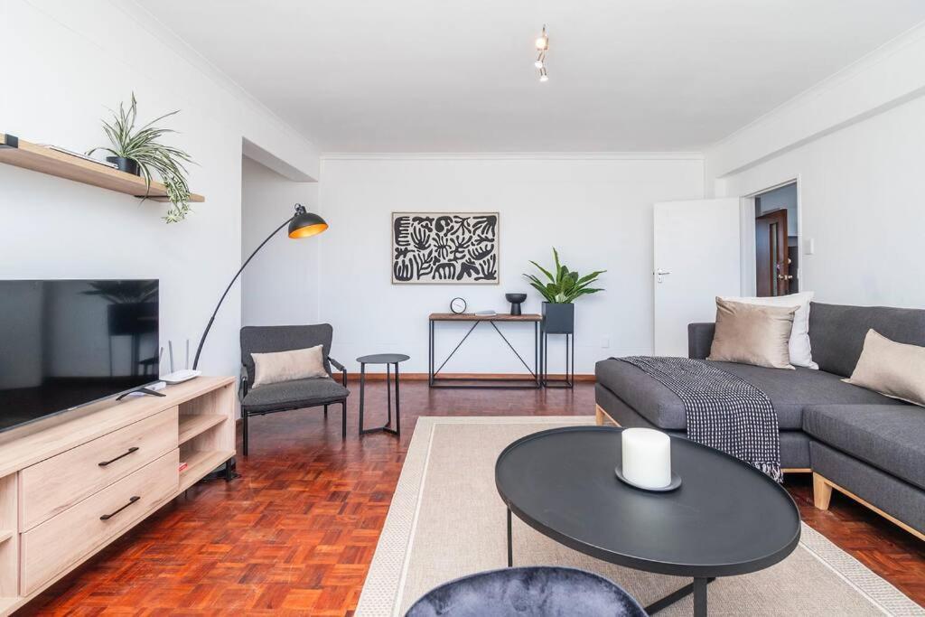 Three Bedroom In Claremont Apartment