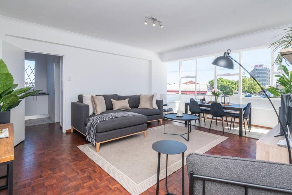 Three Bedroom In Claremont Apartment