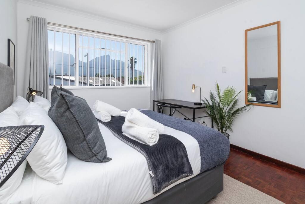 Three Bedroom In Claremont Apartment *