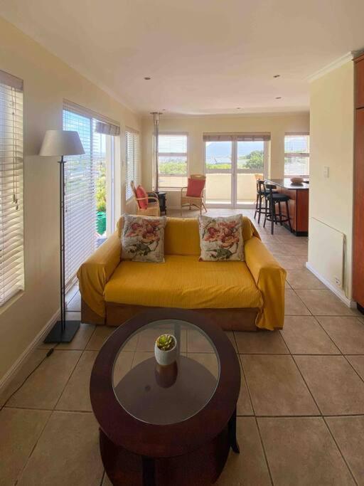 Sunset Haven: Mountain Views & Office Space Apartamento