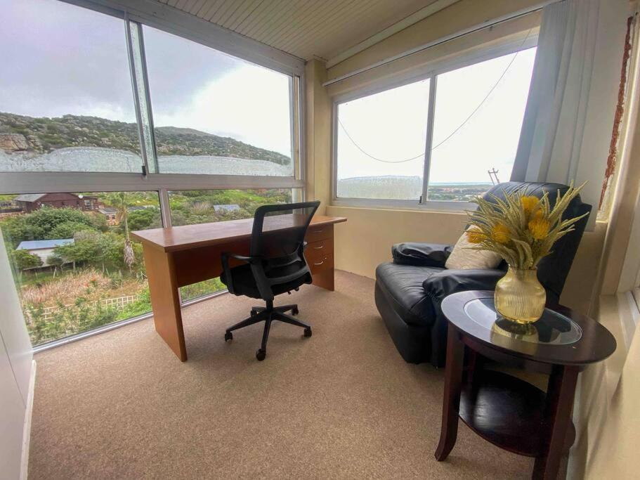 Apartamento Sunset Haven: Mountain Views & Office Space *
