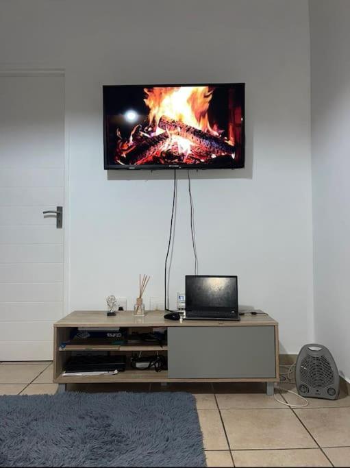 Rest Easy With 24/7 Security Apartamento *